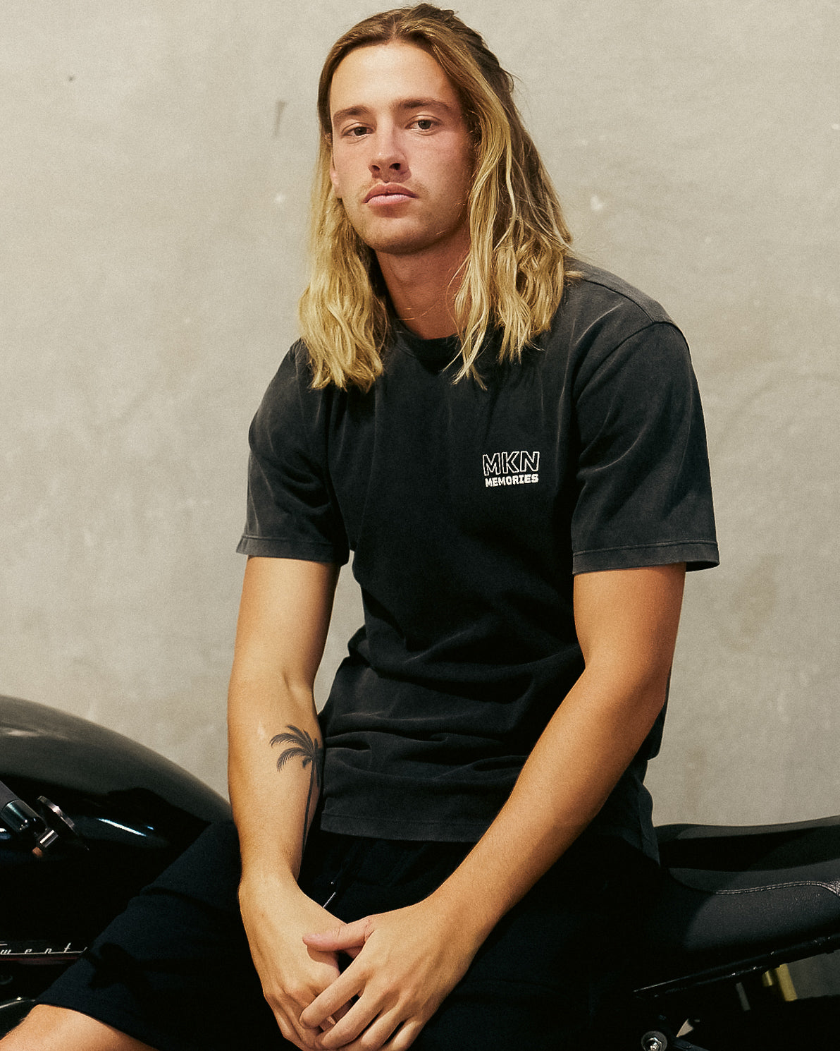 MKN TEE IN ACID WASH HEAVYWEIGHT